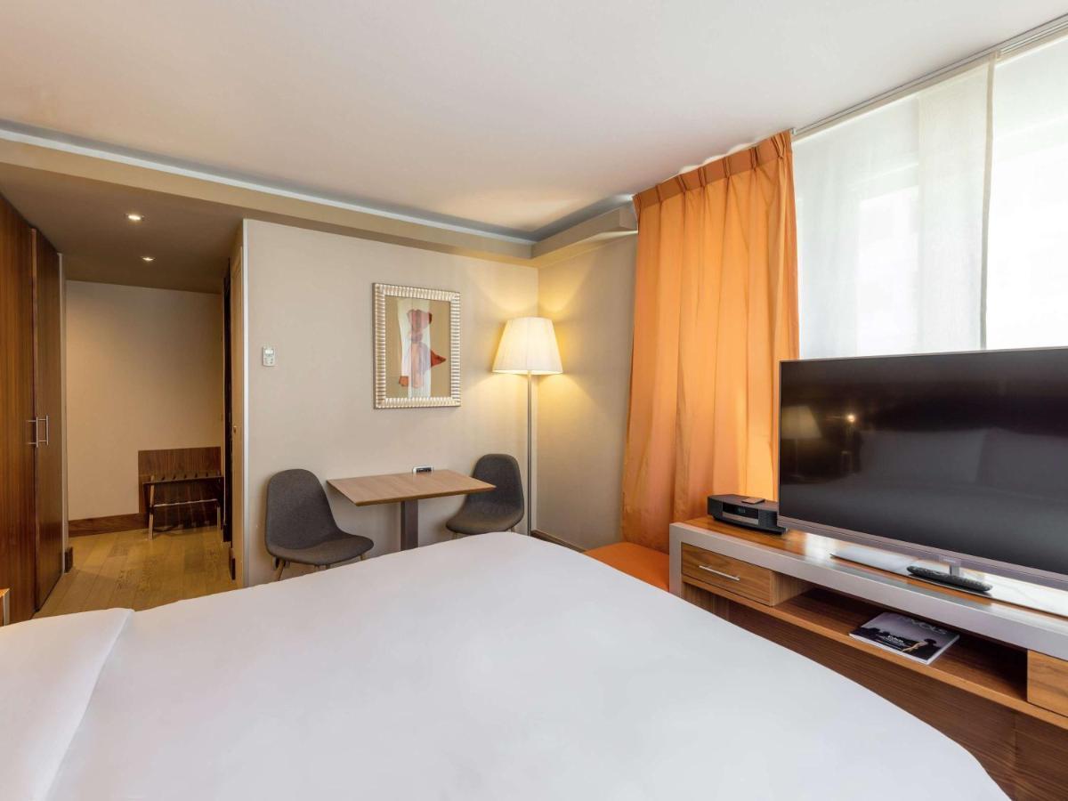 Sofitel Lyon Bellecour Hotel Bagian luar foto A room at the hotel