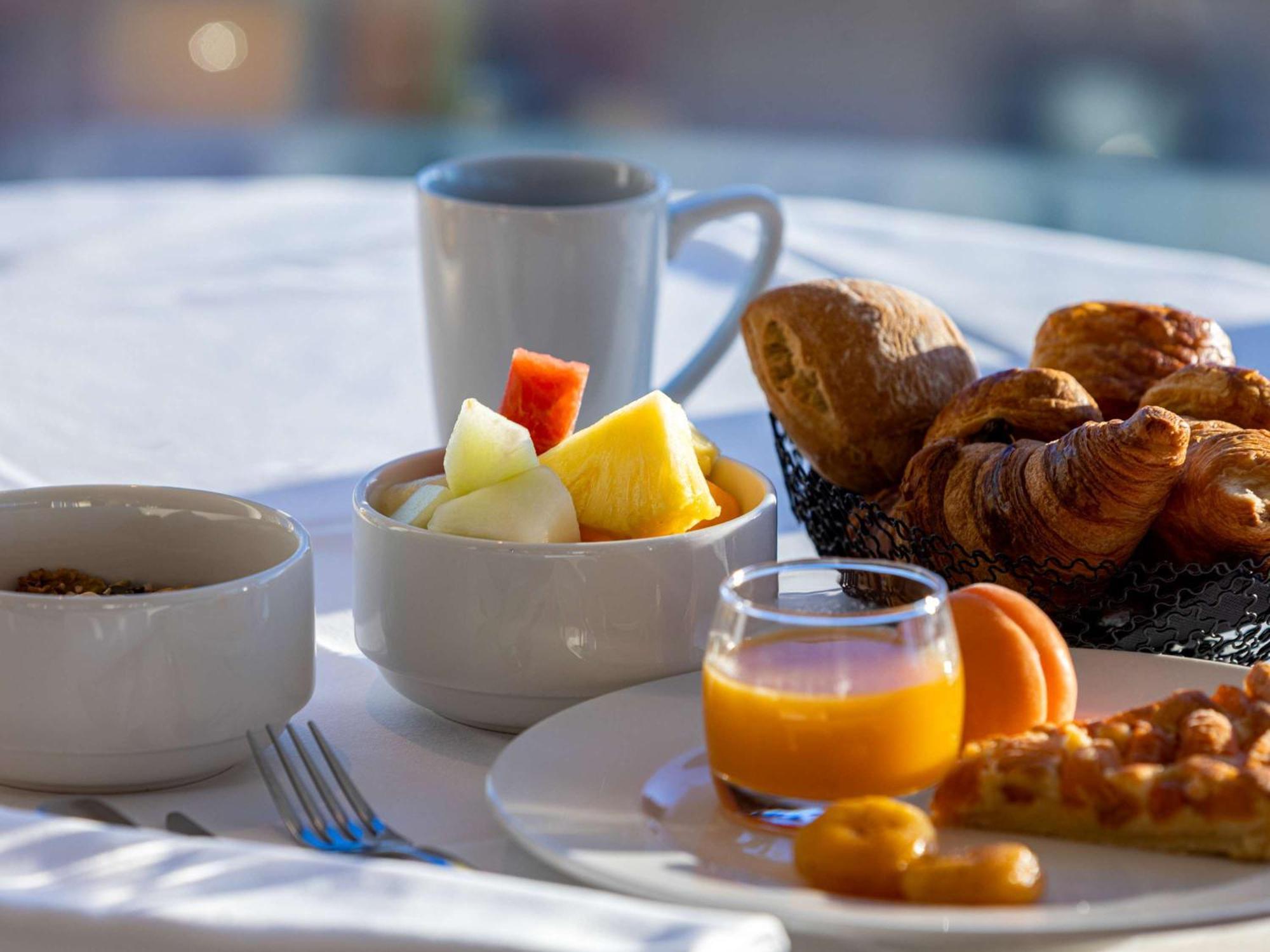 Sofitel Lyon Bellecour Hotel Bagian luar foto A continental breakfast