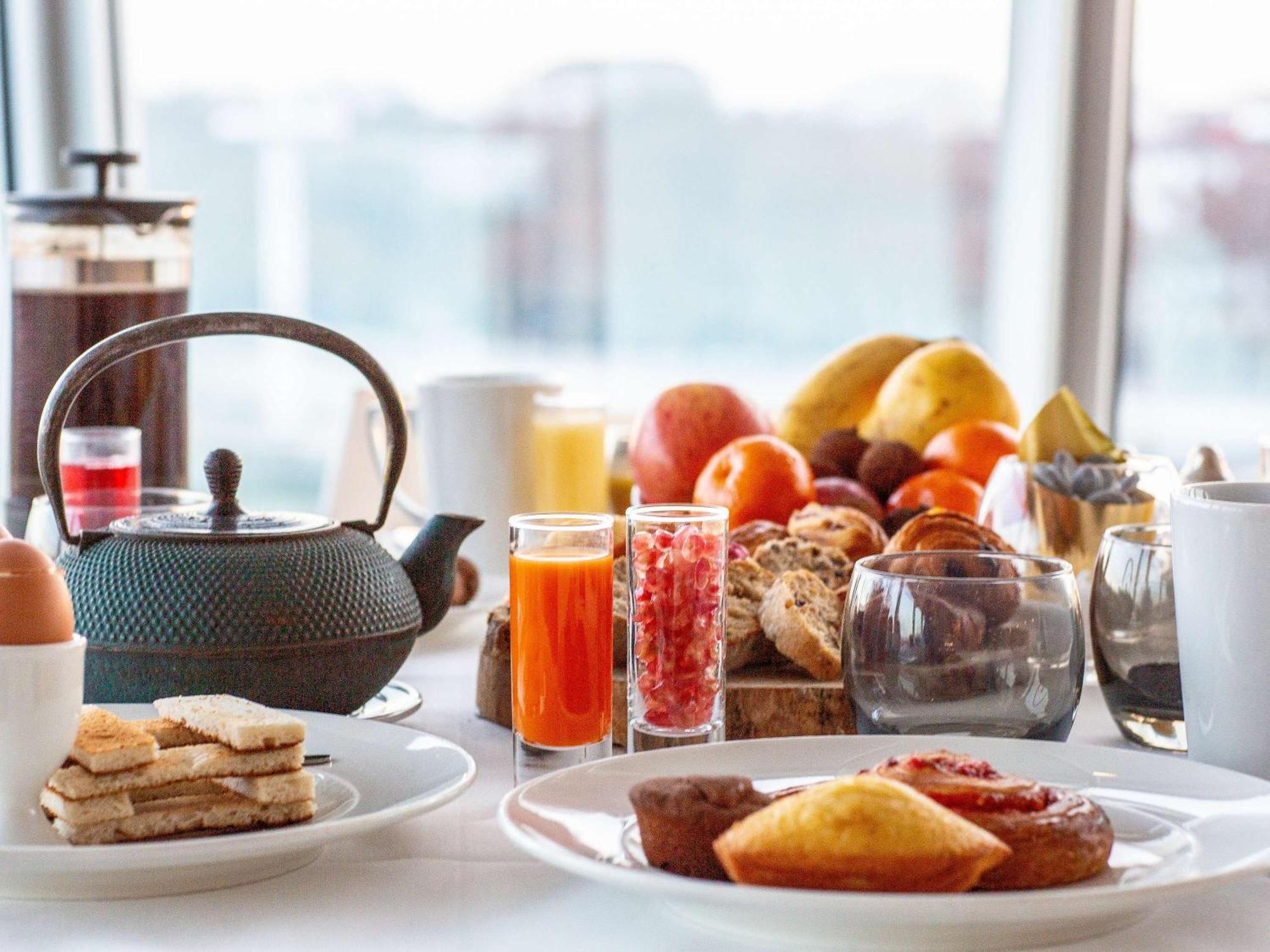 Sofitel Lyon Bellecour Hotel Bagian luar foto A breakfast buffet