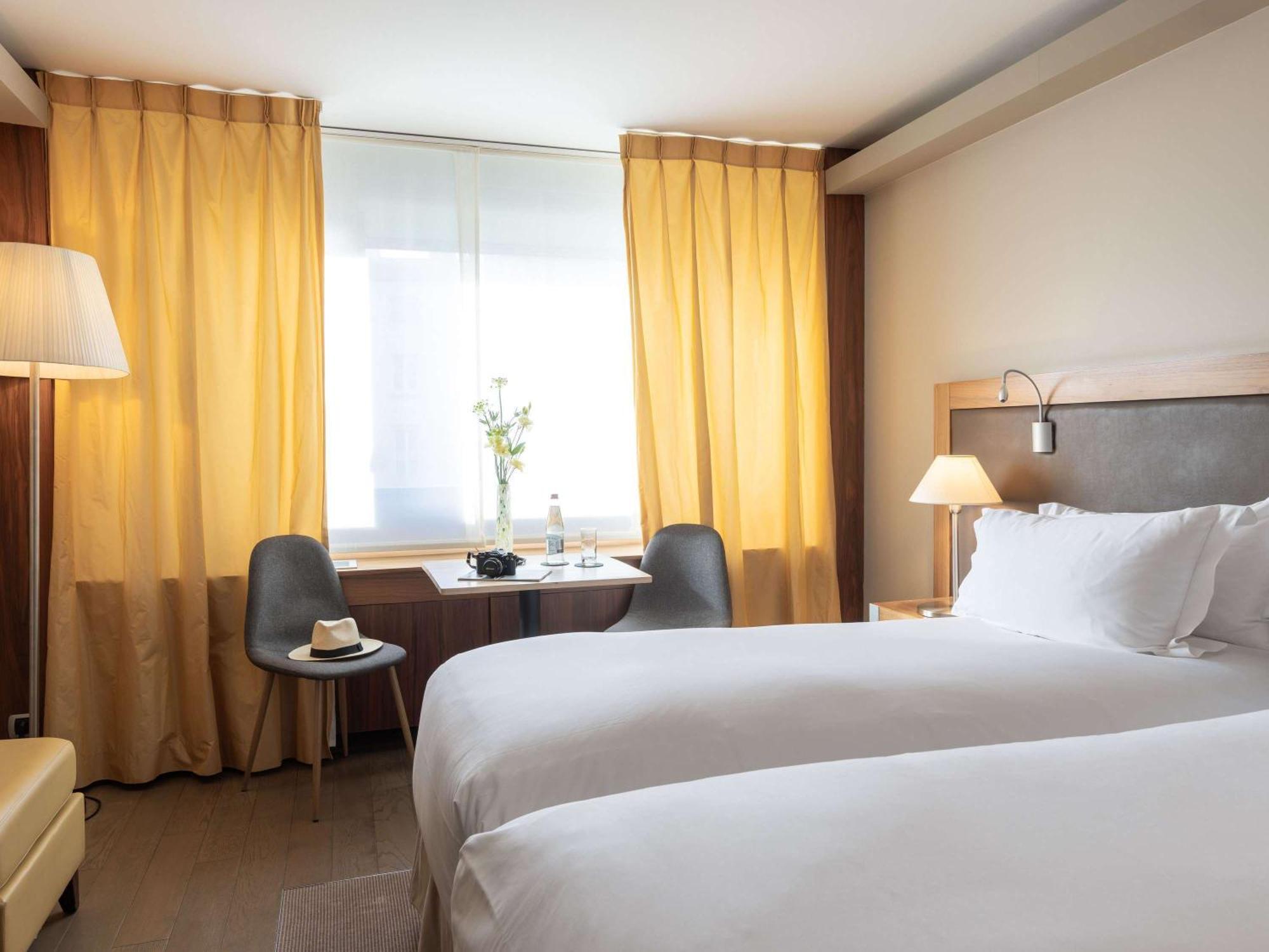 Sofitel Lyon Bellecour Hotel Bagian luar foto A room at the hotel