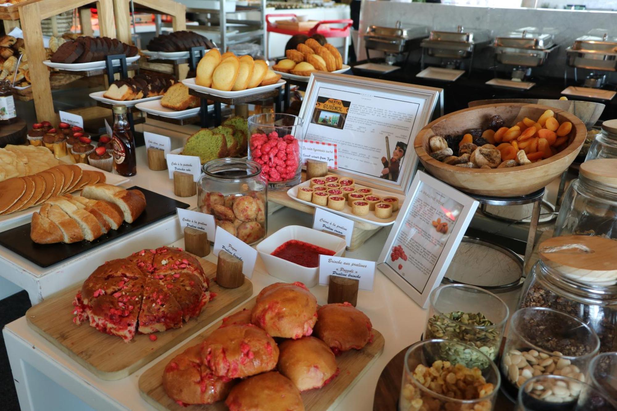 Sofitel Lyon Bellecour Hotel Bagian luar foto A selection of pastries at a buffet