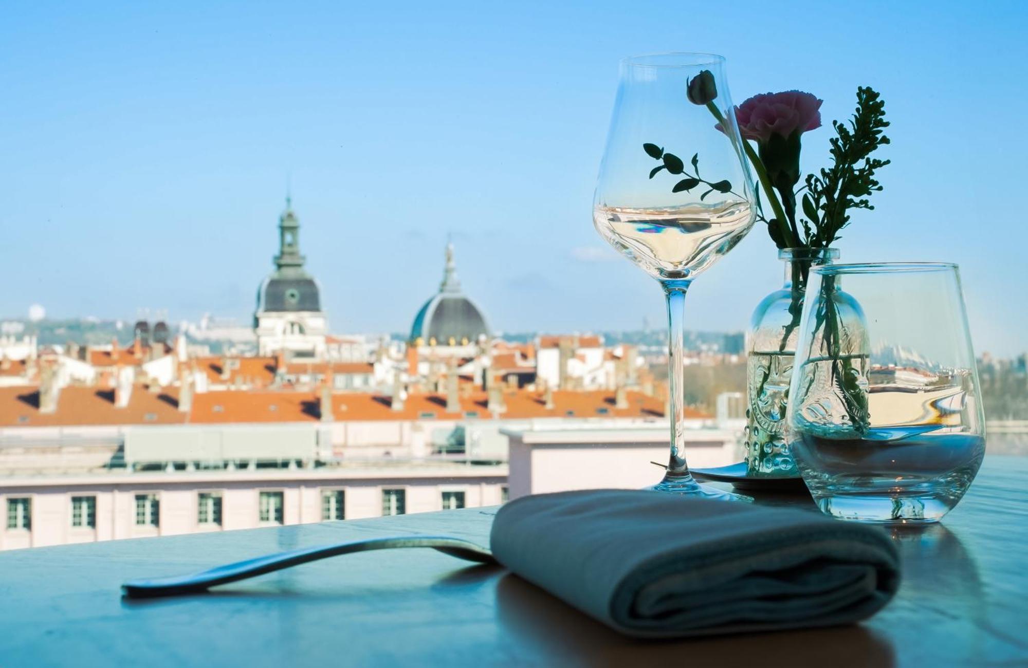 Sofitel Lyon Bellecour Hotel Bagian luar foto View from the restaurant