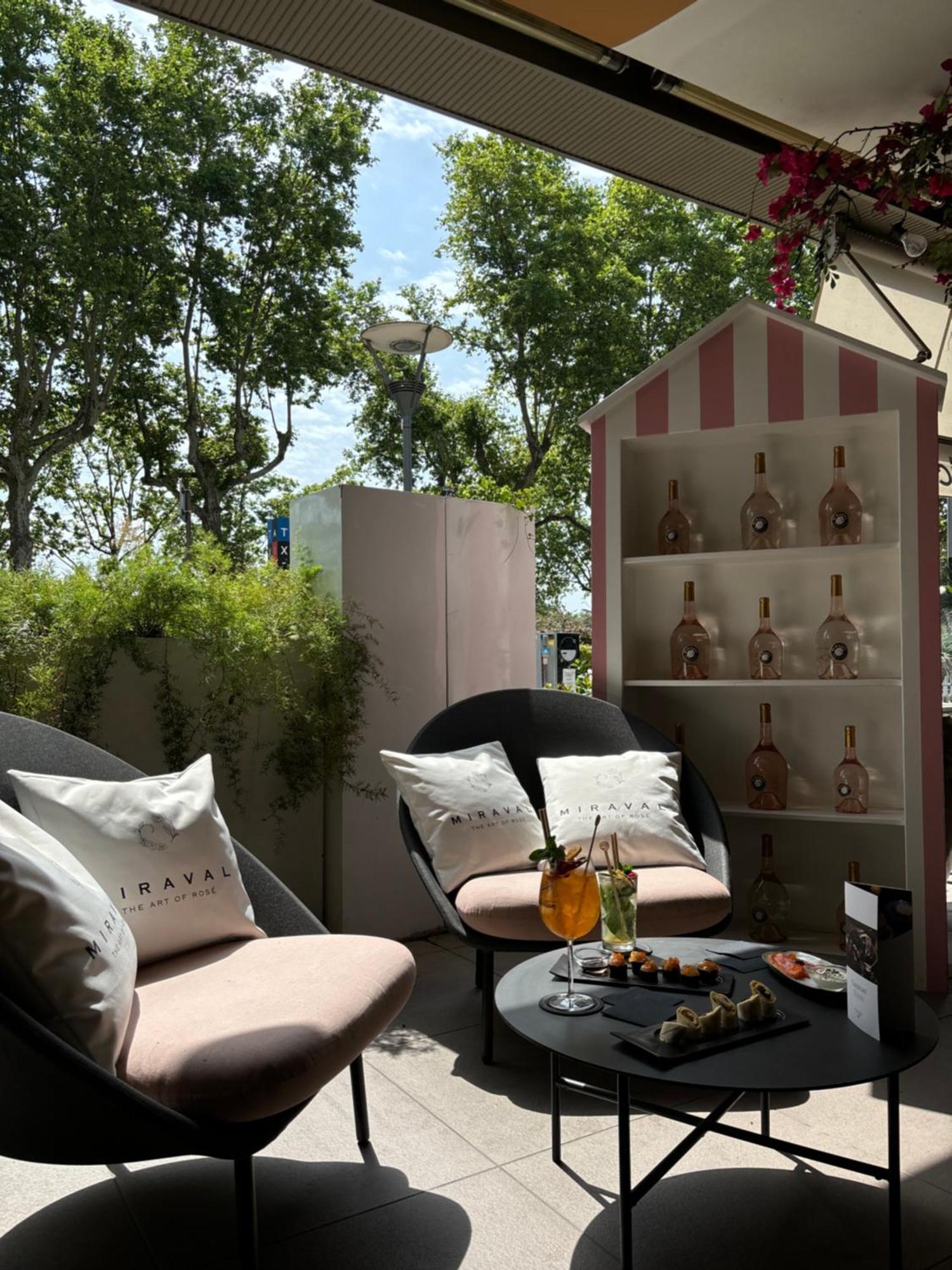 Sofitel Lyon Bellecour Hotel Bagian luar foto A cocktail at the Miramar Beach Club